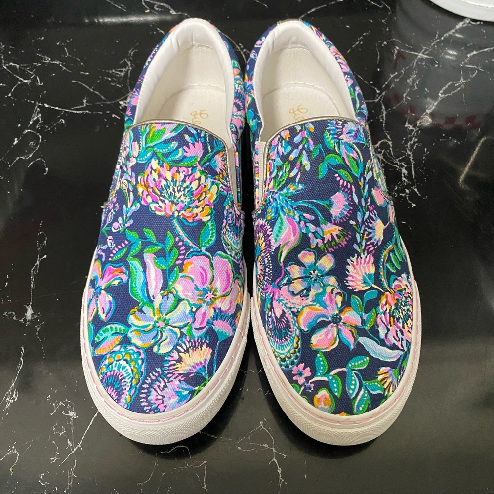 Lilly Pulitzer women’s blue High Tide navy Julie She’s Got Sole Slip On Shoes 7m